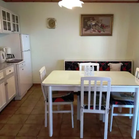 Leaves Nea Iraklitsa