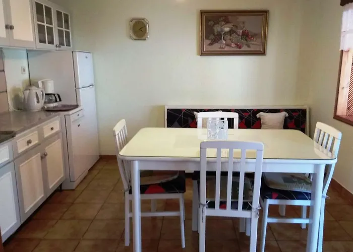 Leaves Nea Iraklitsa